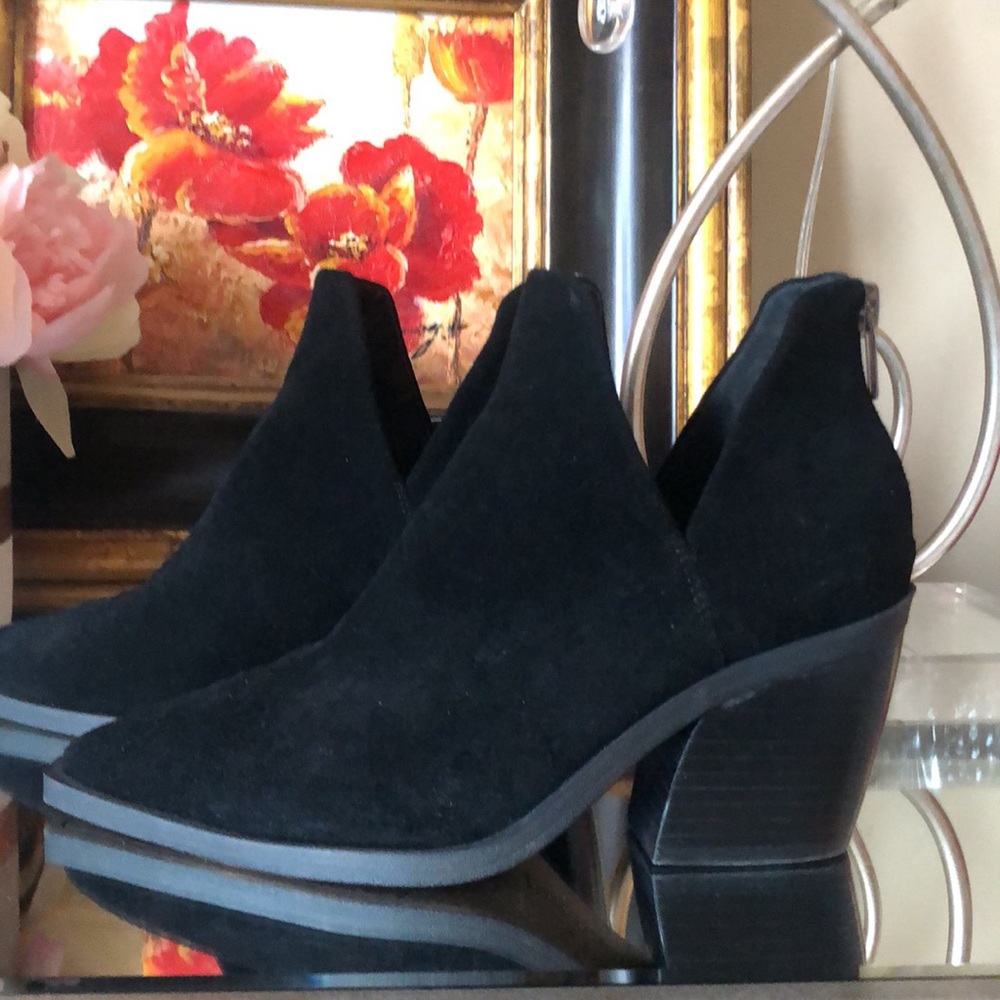 VINCE CAMUTO GWELONA Black Genuine Suede BOOTIES - Picture 2 of 13